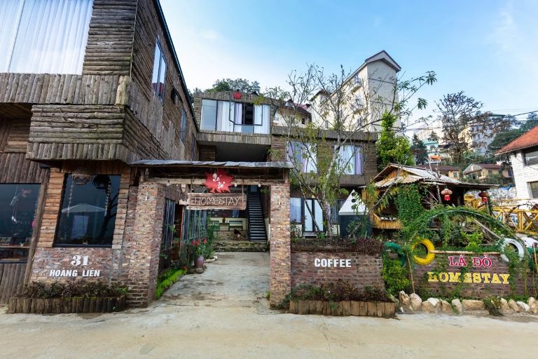 Lá Đỏ homestay Lào Cai mang vẻ ngoài trầm mạc với những bức tường được ốp bởi những thanh gỗ nhỏ.