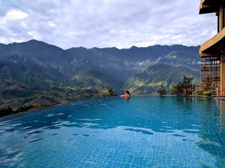 Bể bơi vô cực tại homestay lào Cai chiêm ngưỡng khung cảnh thiên nhiên đầy ngoạn mục.