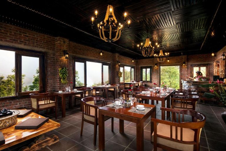 Nhà hàng tại homestay Lao Chải Sapa này dùng tông màu trầm để trang trí, kết hợp với những ánh đèn vàng tạo nên không gian vô cùng sang trọng, lãng mạn 