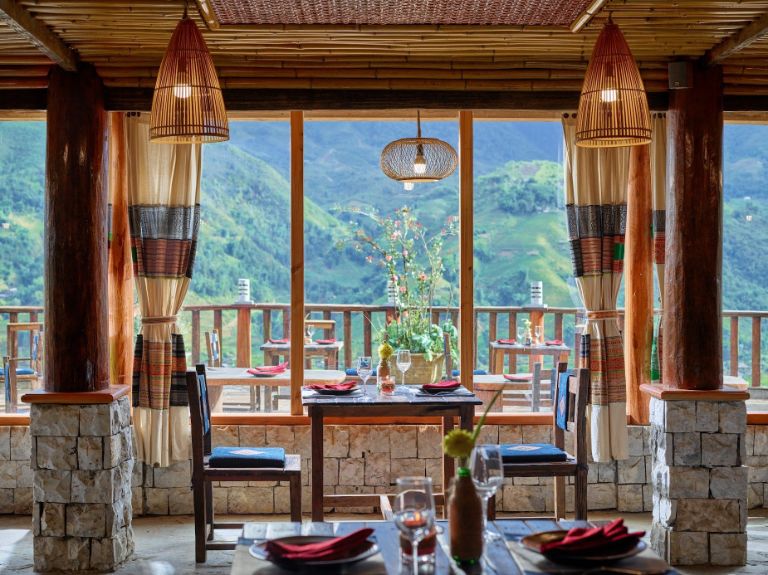 Nhà hàng mang phong cách trang trí ấm cúng, truyền thống với nội thất bằng đá và gỗ vô cùng bắt mắt 