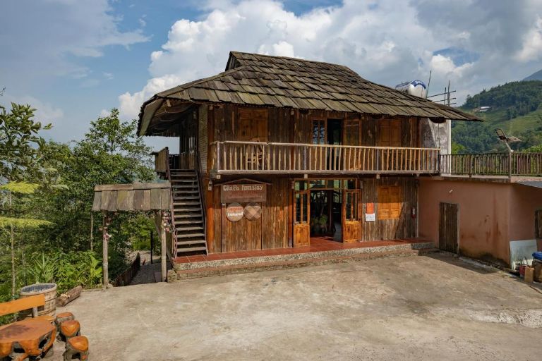 Homestay bao gồm 7 căn nhà gỗ 2 tầng, mang phong cách truyền thống của dân tộc H'mông. 