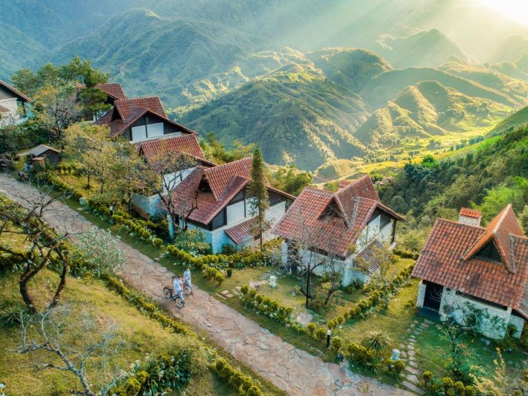 Sapa Jade Hill nổi bật với những căn nhà mái đó nằm bên sườn đồi, nơi bạn có thể ngắm trọn khung cảnh mặt trời mọc và lặn trên núi