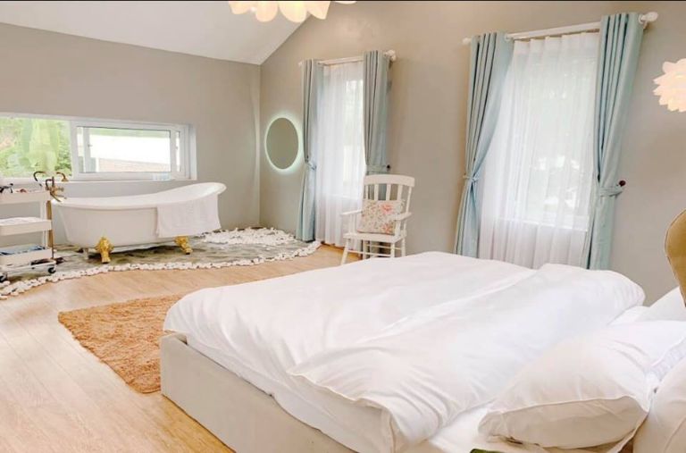 Thiết kế phòng ngủ theo phong cách cổ điển kết hợp hiện đại với tông màu chủ đạo là trắng kết hợp cùng các màu pastel bắt mắt 