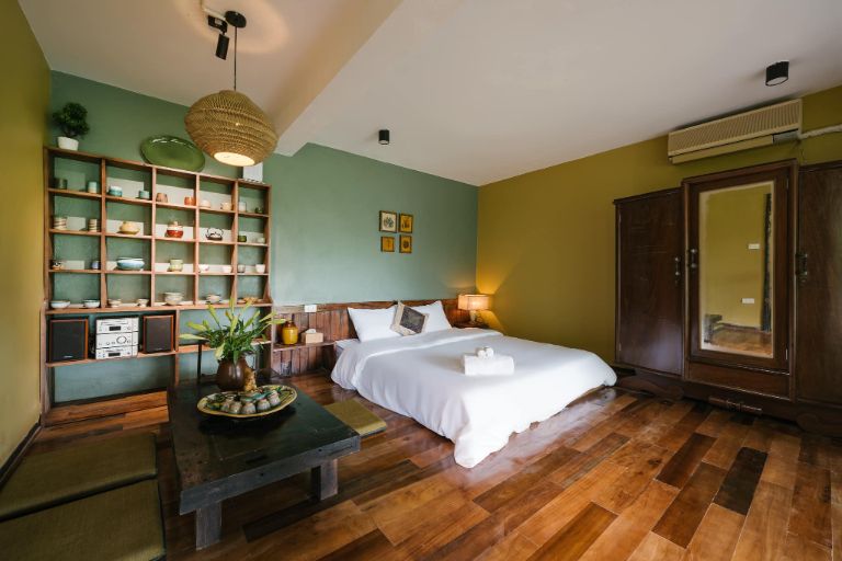 Không gian các phòng nghỉ vô cùng rộng rãi, với thiết kế theo lối tối giản và sử dụng nhiều đồ dùng cổ điển để trang trí