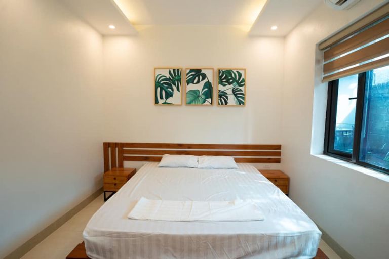 Phòng nghỉ sạch sẽ với thiết kế tối giản, sử dụng 2 tông màu chính là trắng và nâu sang trọng. 