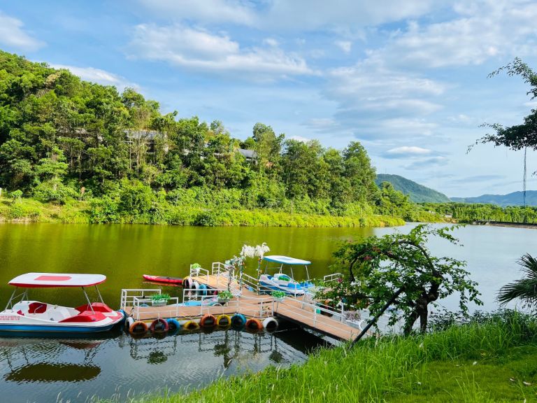 Hoạt động đạp thuyền nước tại Sun Village homestay Lương Sơn Hòa Bình là điểm thu hút khách du lịch nhiều nhất khi đến nghỉ tại địa chỉ nghỉ dưỡng này 