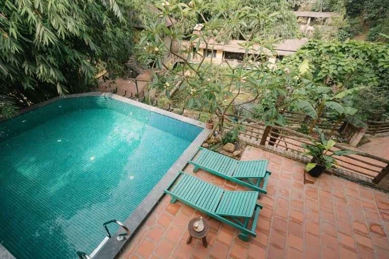 Tiện ích bể bơi ngoài trời của Art House homestay Lương Sơn Hòa Bình đặc biệt ở việc sử dụng 100% nước suối khoáng tự nhiên