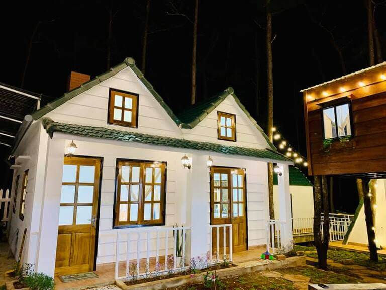 Các căn nhà được sơn màu trắng với mái ngói rất giống với thiết kế của các căn nhà Bắc Âu (Nguồn: Facebook.com)