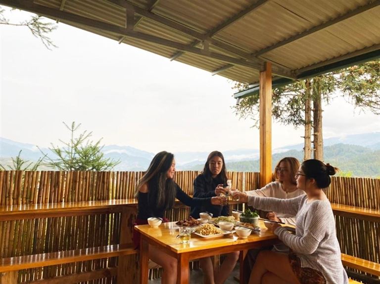 Không gian ngắm cảnh và dùng bữa cực chill được du khách yêu thích chỉ có tại Hmong's Life Homestay & Trekking. 