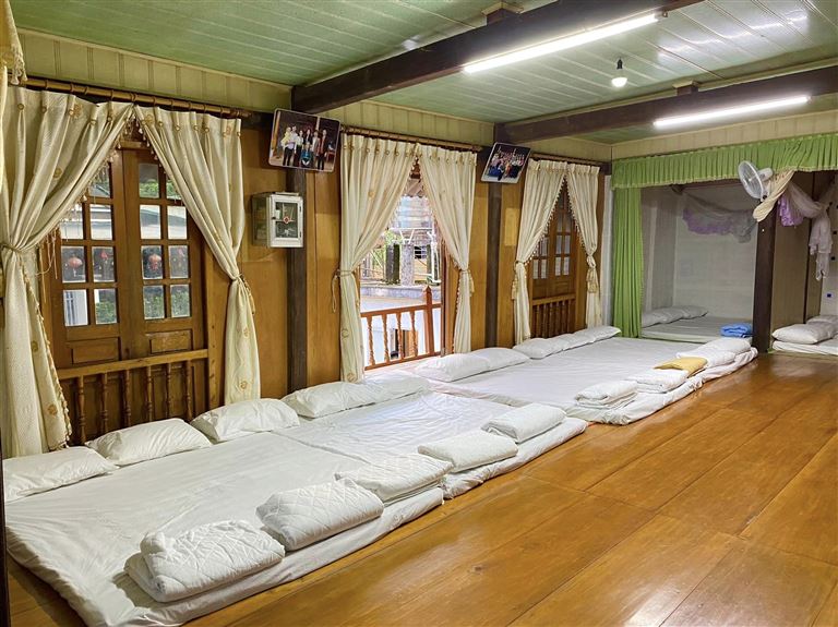 Không gian phòng nghỉ tập thể rộng rãi, thoáng đãng có sức chứa lên tới 20 người ngủ nghỉ. 