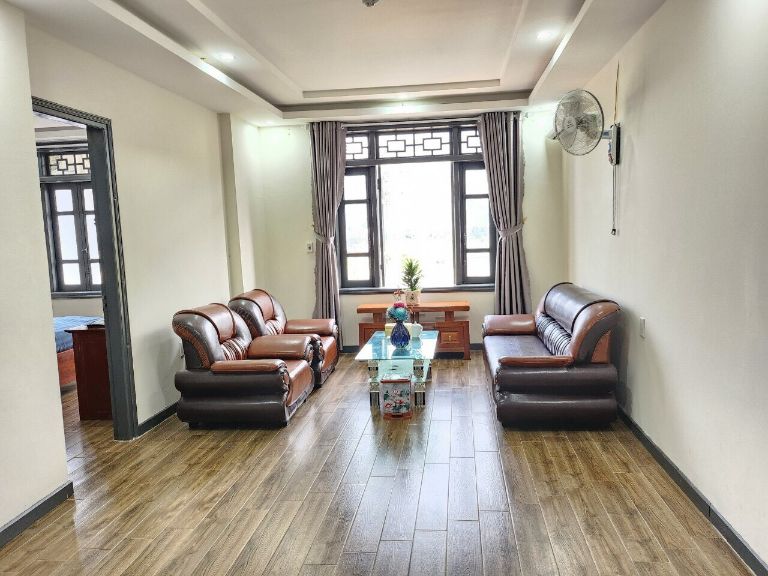 Ngoài ra, hạng phòng đôi còn được cung cấp thêm 1 phòng tiếp khách riêng biệt và khu vực này có 1 bộ sofa bằng da sang trọng. (Nguồn: Internet)