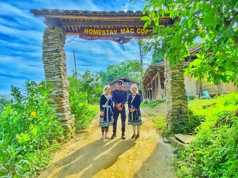 Homestay Mác Cọp có vẻ ngoài ấn tượng bởi chiếc cổng chào mừng được dựng lên từ những hòn đá thô mộc. (Nguồn: Facebook.com)