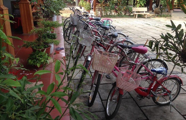 Homestay Nghĩa Lộ Yên Bái - Cương Chinh cung cấp xe đạp cho khách hàng thuê để tự do khám phá địa phương. 