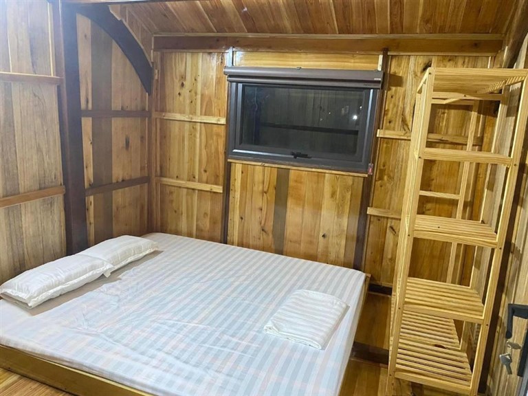 Phòng nghỉ giường đôi tại Homestay Nghĩa Lộ - Nậm Thia Homestay có vệ sinh khép kín, trang bị đầy đủ tiện nghi. 