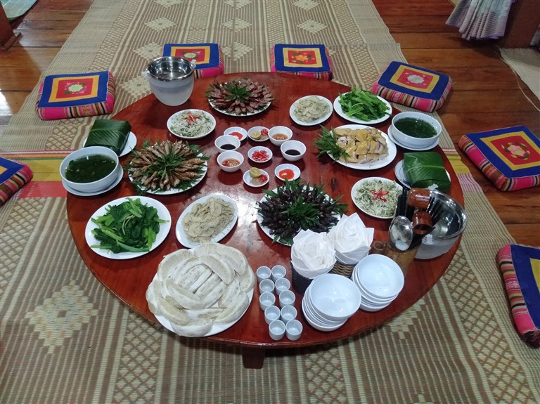 Homestay Luật Phượng Nghĩa Lộ Yên Bái mang đến những món ăn ẩm thực chất lượng với các món đặc trưng của dân tộc Thái. 