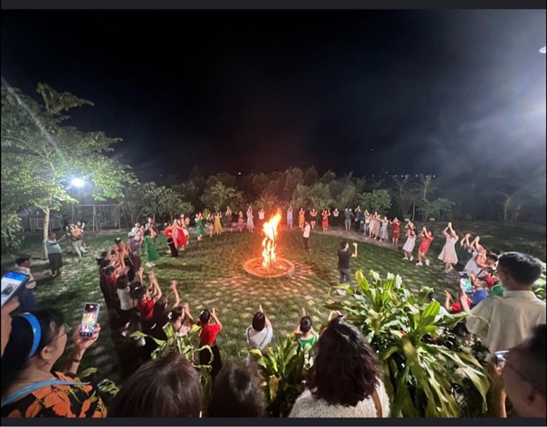 Du khách nghỉ ngơi tại Homestay Tông Pọong có thể tổ chức các sự kiện nhỏ, đốt lửa trại tại khuôn viên homestay. 
