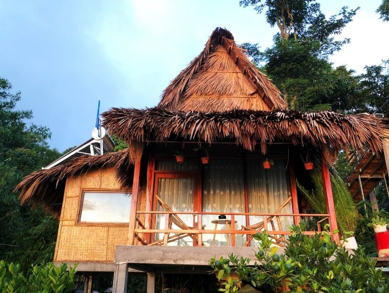 Phòng của Mon nằm trong 1 căn bungalow truyền thống được xây dựng từ những vật liệu tự nhiên như gỗ, tre, nứa. (Nguồn: Internet)