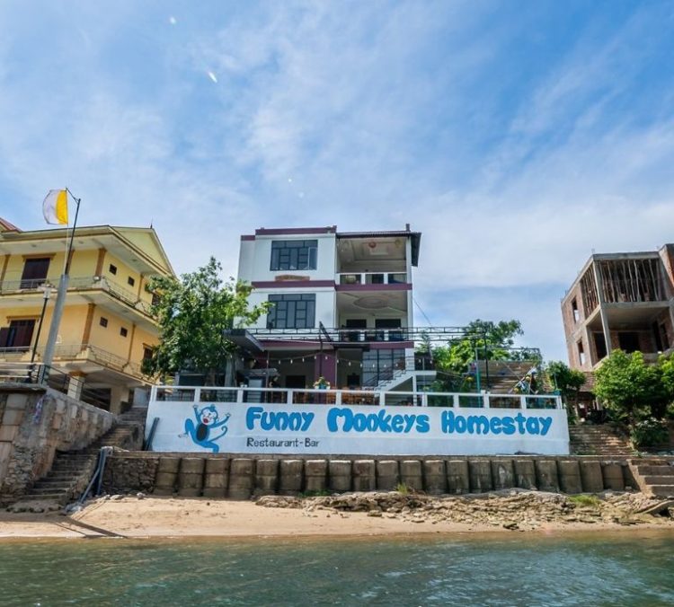 Funny Monkeys Homestay Phong Nha được biết tới là một tòa nhà biệt thự 3 tầng nằm ngay bên cạnh sông Côn.