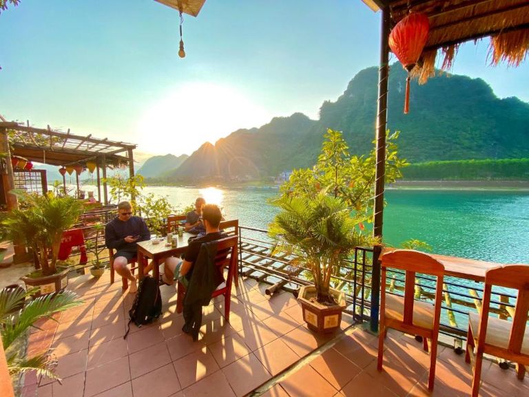 Tiện ích nhà hàng được phục vụ cả trong nhà và ngoài trời. View nhà hàng bắt trọn sông Côn và đồi núi.