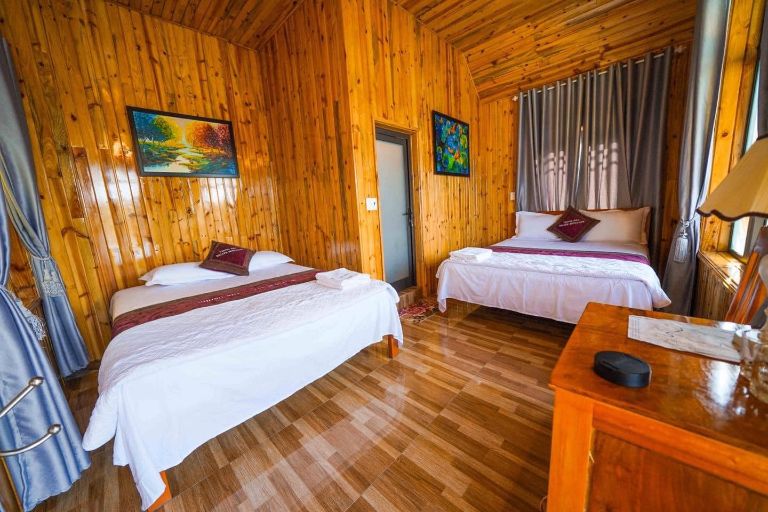 Phòng nghỉ được lợp một lớp gỗ ép lên cả bên trong và bên ngoài mang tới không gian nghỉ dưỡng ấm cúng, chan hòa với thiên nhiên 