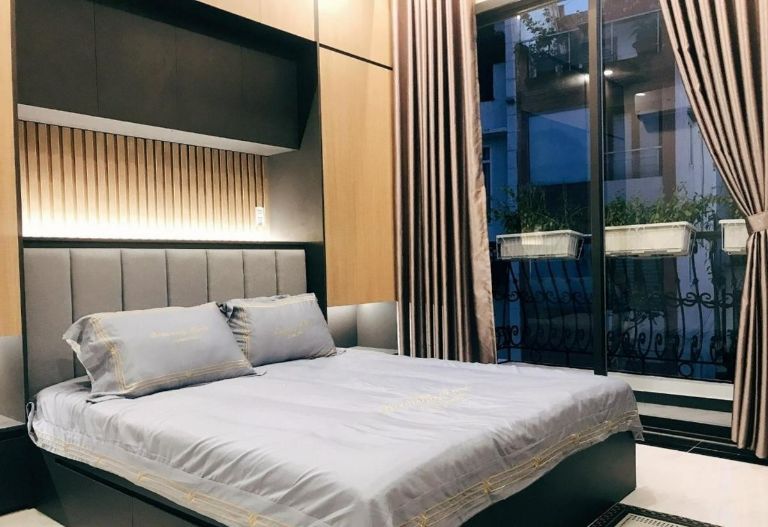 Một phòng ngủ của homestay được trang bị 1 giường ngủ đôi lớn rộng rãi phù hợp cho nhóm bạn 2 người và các cặp đôi. (Nguồn ảnh: booking.com)