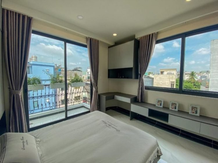 Phòng ngủ được thiết kế rất nhiều cửa sổ muốn mang đến cho du khách 1 không gian nghỉ thoáng mát và thoải mái. (Nguồn ảnh: booking.com)