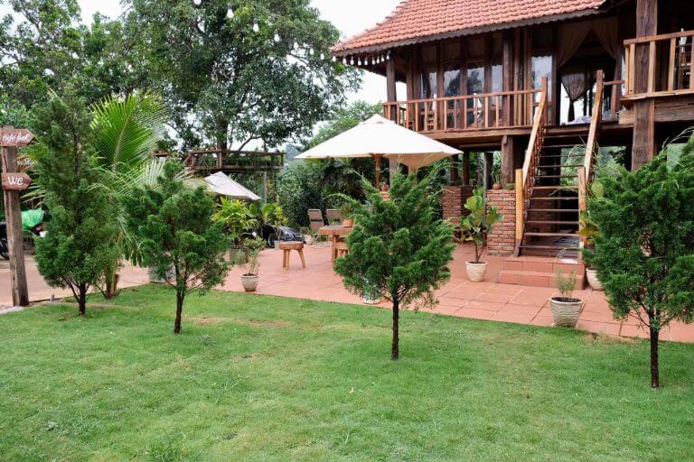 Mộc An Nhiên Cafe' & Farmstay căn nhà gỗ nổi bật không gian rộng lướn bao quanh hệ thống cây xanh mát 
