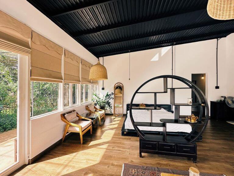 XOM Organic Farm Stay có phòng khách rộng rãi thiết kế theo kiểu truyền thống phần mái lát gỗ mộc mạc 