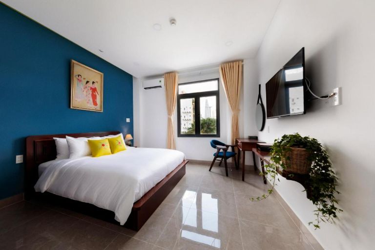 Phòng ngủ đôi của Chez Homestay Quận 1 có diện tích 20m2 với tông màu trắng và xanh làm cho căn phòng trở nên rất nhẹ nhàng và trẻ trung (Nguồn ảnh: Booking.com)