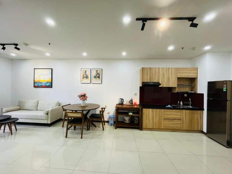 Căn hộ nguyên căn của Hà Đô Rio có diện tích lên đến 60m2 rất rộng rãi có thiết kế hiện đại với tông màu chủ đạo là màu trắng mang đến cảm giác sang trọng  (Nguồn ảnh: Booking.com)