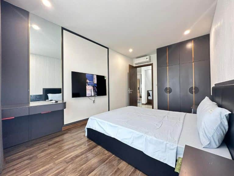 Phòng ngủ của QHome Quận 10 mang đến cho du khách một cảm giác vừa huyền bí vừa sang trọng với thiết kế và tông màu đen  (Nguồn ảnh: Booking.com)