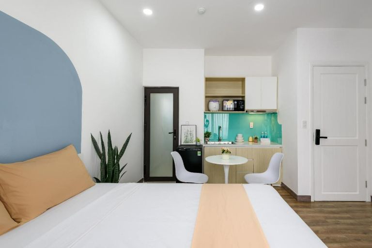 Không gian lưu trú bao gồm cả phòng ngủ và bếp nấu tự túc mang đến một trải nghiệm thú vị và kỳ nghỉ dưỡng tự túc thoải mái cho du khách (Nguồn ảnh: Booking.com)