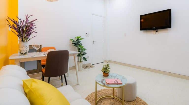 Phòng đôi rộng đến khoảng 30m2 được thiết kế không gian bếp tích hợp với không gian sống có lắp đặt đầy đủ các thiết bị đồ dùng tiện nghi như Tivi và sofa bed để du khách thư giãn (Nguồn ảnh: Booking.com)