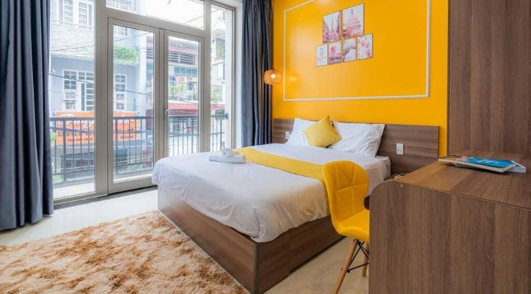 Phòng ngủ của Luxury Home nổi bật vơi tông màu chủ đạo là màu vàng kết hợp với màu trắng mang đến cho du khách cảm giác thanh mát và rất mùa hè (Nguồn ảnh: Booking.com)