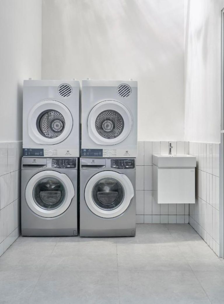Tại homestay Quận 2 này du khách sẽ không cần phải lo lắng về vấn đề quần áo có được giặt ủi sạch sẽ hay không vì đã có một phòng giặt riêng để phục vụ bạn. (Nguồn ảnh: Booking)