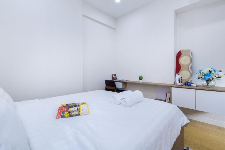 Phòng ngủ của homestay Quận 2 La Maison này có diện tích 20 - 30m2 được trang bị 1 giường ngủ đôi lớn thích hợp cho các cặp đôi. (Nguồn ảnh: Booking)