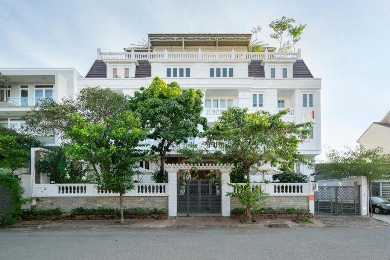 M Village Nguyễn Văn Hưởng được xây dựng là 3 căn biệt thự lớn nằm cạnh nhau trên 120 Nguyễn Văn Hưởng, Khu Phố 5 mang đến cho du khách nhiều sự lựa chọn về phòng nghỉ. (Nguồn ảnh: Booking)
