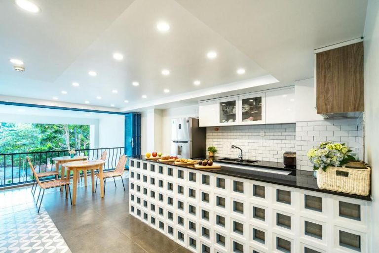 Phòng bếp nhỏ nấu ăn của homestay Quận 2 này rộng đến 20m2 được thiết kế tách riêng khu bếp và khu bàn ăn uống sạch sẽ. (Nguồn ảnh: Booking)