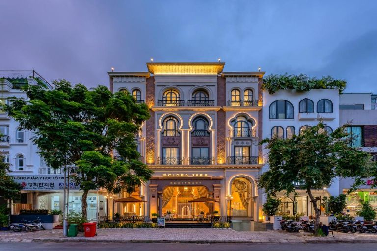 Golden Tree Apartment thu hút du khách với vẻ ngoài sang trọng hiện đại và lung linh nằm ngay tại số 20-122 Hà Huy Tập, Phường Tân Phong (Nguồn ảnh: Booking.com)