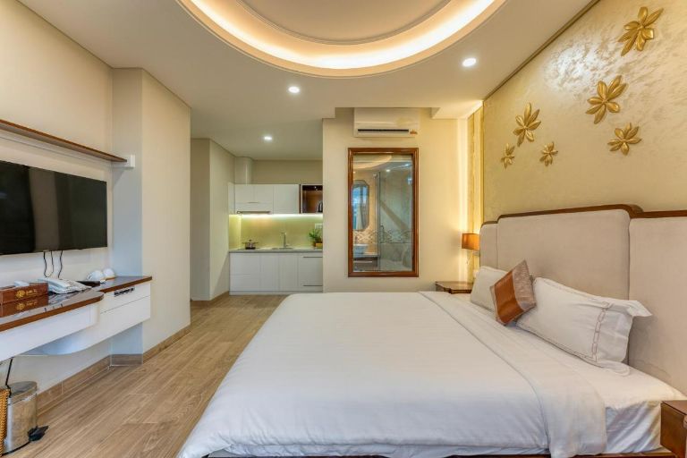 Một phòng ngủ của homestay Quận 7 này được lắp đặt 1 giường ngủ rộng đến 2m2 x 2m2 phù hợp cho các nhóm khách 3 - 4 người lưu trú (Nguồn ảnh: Booking.com)