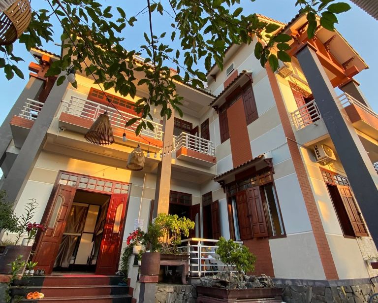 Khu nhà ở của RiverView Homestay Quảng Bình cao 2 tầng bao gồm 14 phòng nghỉ 
