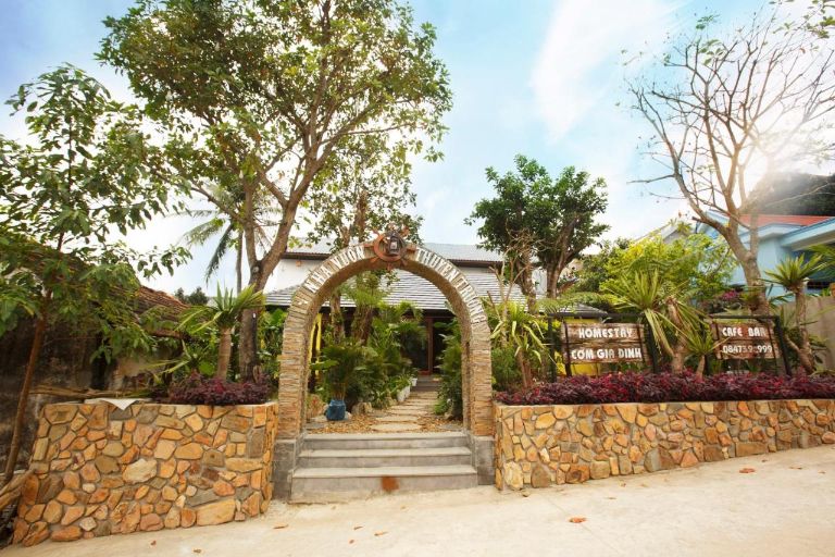 Nhà vườn Thuyền Trưởng homestay Quảng Bình gần biển Nhật Lệ chào đón bạn bằng không gian xanh hòa với thiên nhiên