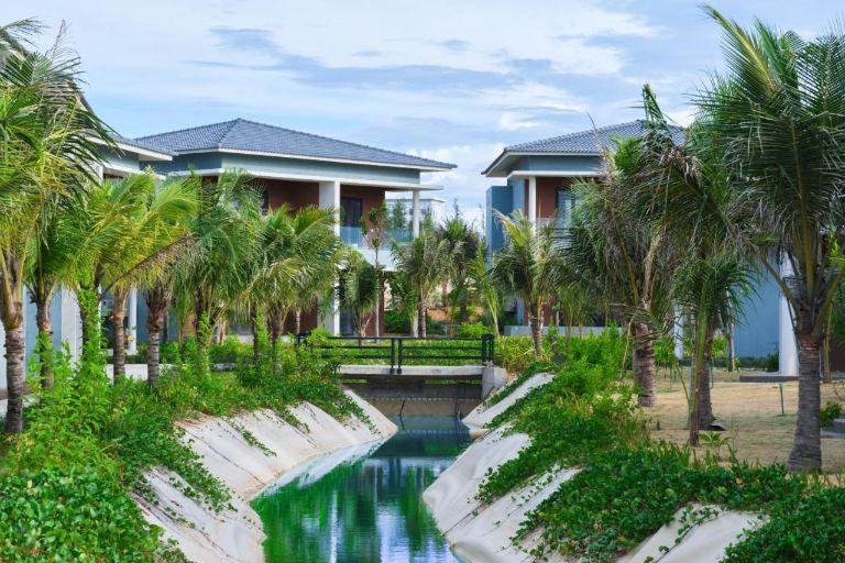 Con kênh nhỏ viền xung quanh Sea Star Resort giúp tạo ra không gian sống xanh cho khách hàng nghỉ dưỡng 