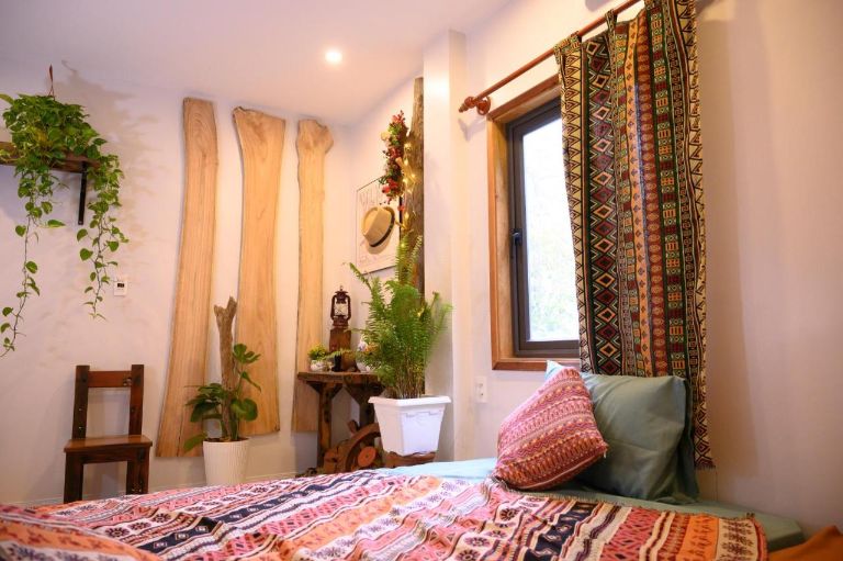 Phòng nghỉ được thiết kế theo phong cách truyền thống với các loại vải thổ cẩm sắc màu dùng để trang trí 