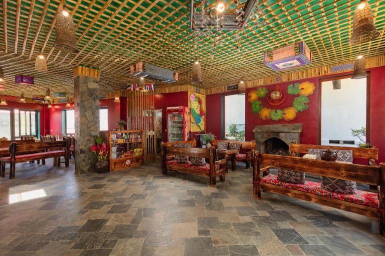 Nhà hàng Mega View Homestay có thiết kế ấn tượng với tường xanh và nội thất tông đỏ thu hút (nguồn: facebook.com)