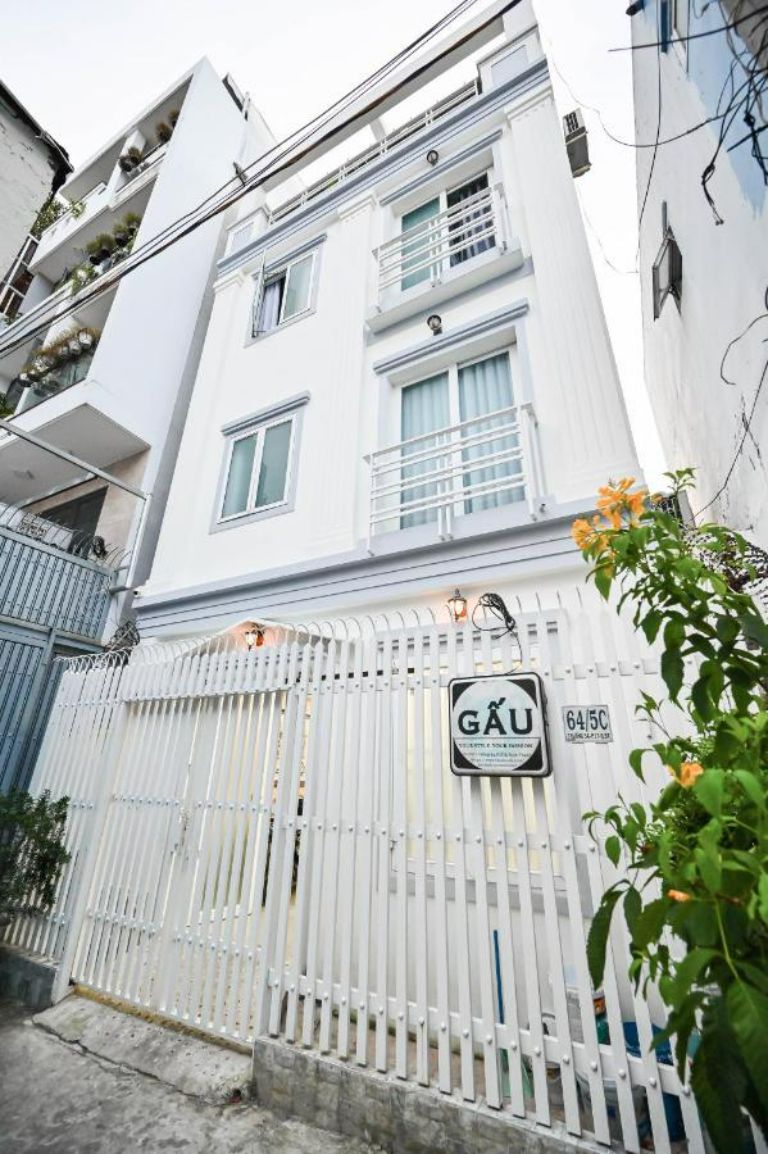 Bear's House - Homestay Sài Gòn với màu trắng rất trang nhã mang đến cho du khách một cảm giác tinh tế và không gian sống sạch sẽ (Nguồn ảnh: Booking.com)