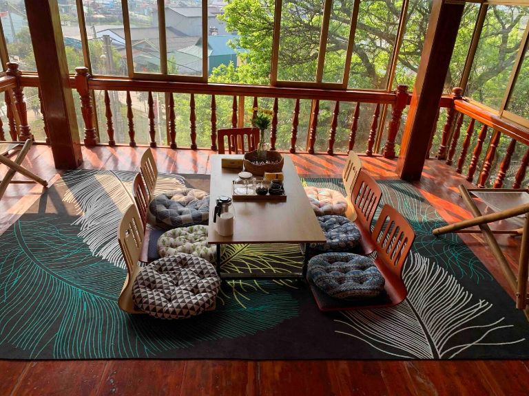 Khu vực sinh hoạt chung mang phong cách thiết kế mở thoáng với hệ cửa kính lớn giúp tận dụng tối đa ánh sáng bên ngoài. (Nguồn: Airbnb.com.vn)