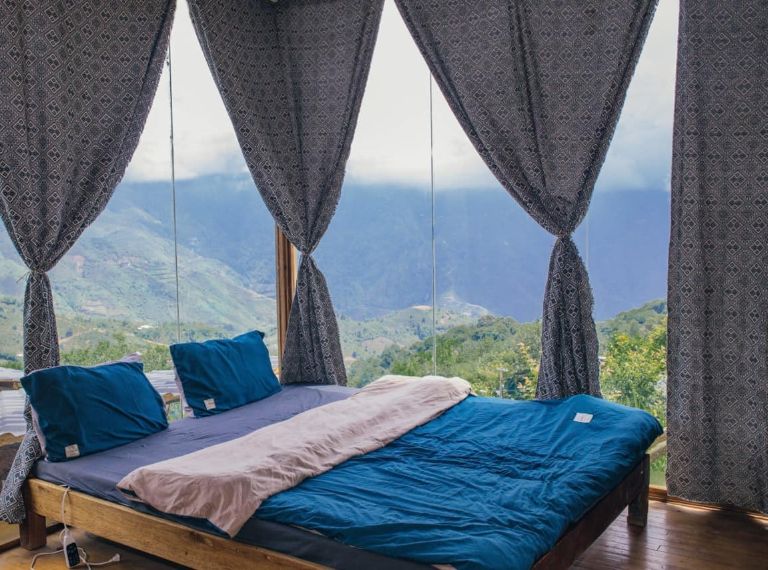 Phòng ngủ với thiết kế cửa sổ kính sát đất cho bạn góc nhìn 270 độ ra quang cảnh núi đồi