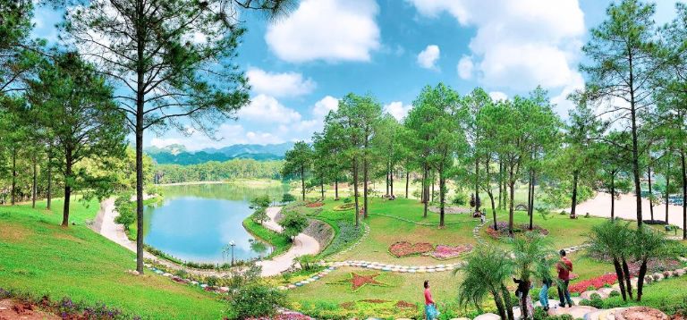 Khu vực hồ nước là điểm thu hút nhất tại Phoenix Mộc Châu homestay Sơn La 