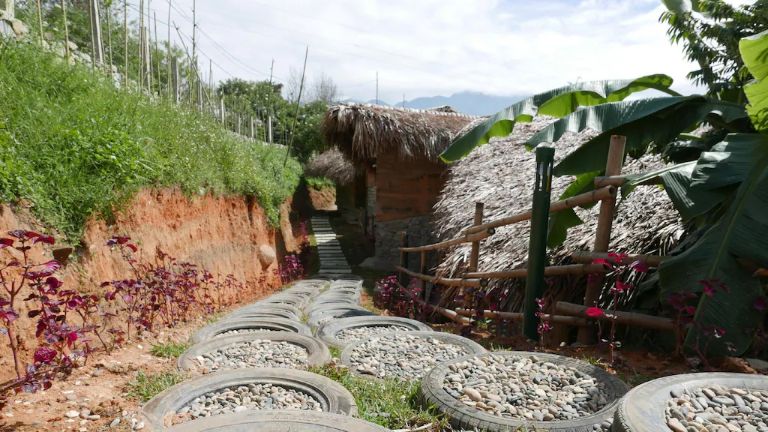 Khu vực sân hiên Sapa Mountain Eco Lodge bày trí những lối đi từ "lốp xe" cực độc lạ (nguồn: facebook.com)